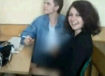 Órán verte ki padtársa faszát a diáklány