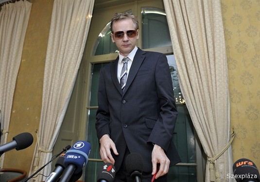 Alvó nővel szexelhetett a WikiLeaks alapítója óvszer nélkül