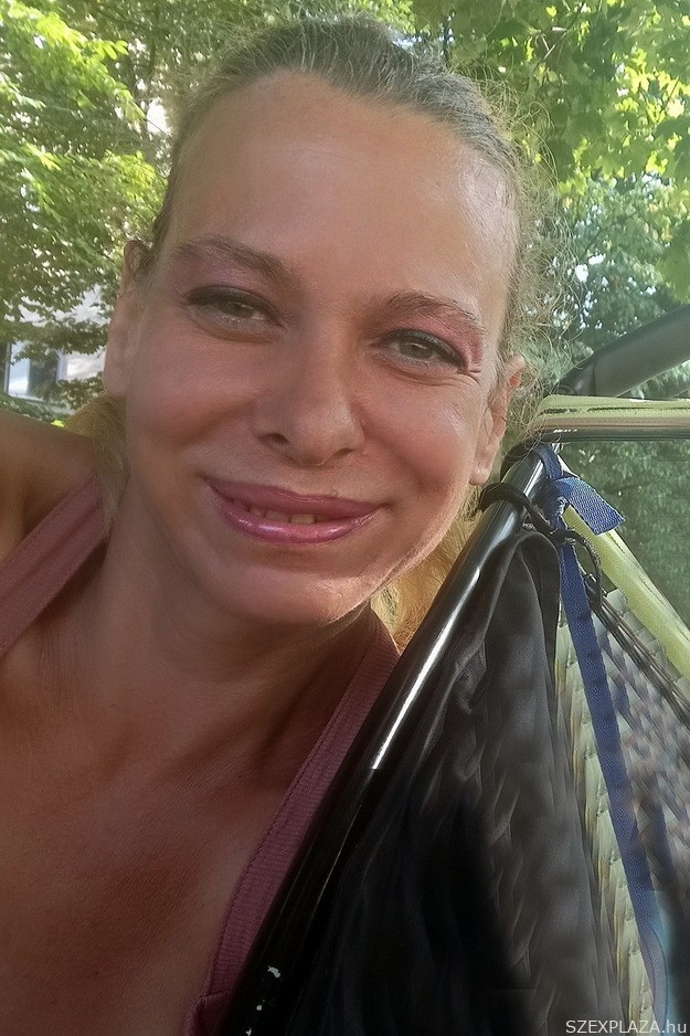 A gyerekgyilkos pornós nő Bradács Katalin Erzsébet így kényezteti a faszt